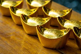 球迷扔金币巧克力抗议！日本球员捡起来吃了